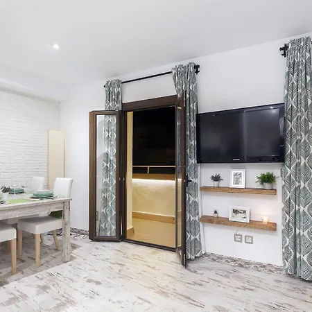 Apartment Lets Holidays 1 Minute To The *
