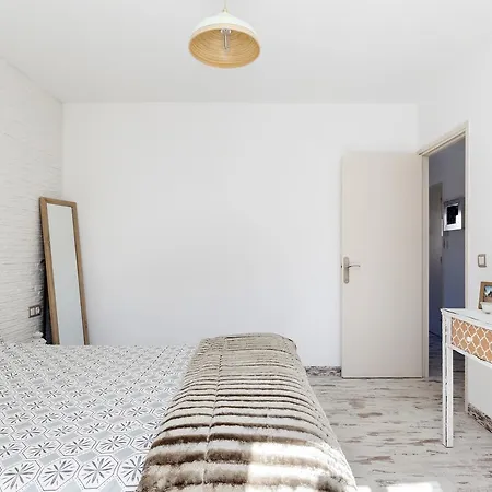 Apartment Lets Holidays 1 Minute To The *
